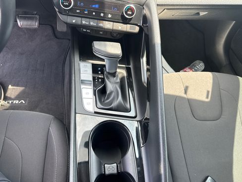 Used 2022 Hyundai Elantra SEL w/ Convenience Package FWD image 12