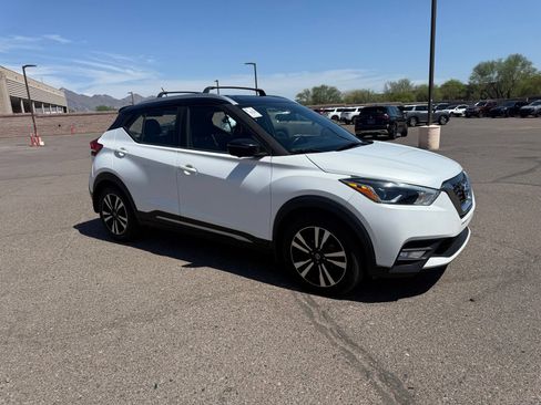 Used 2018 Nissan Kicks SR w/ Premium Package FWD image 3