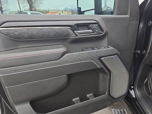 Used 2025 GMC Sierra 2500 AT4X image 9