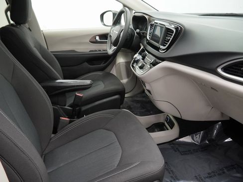 Used 2023 Chrysler Voyager LX image 43