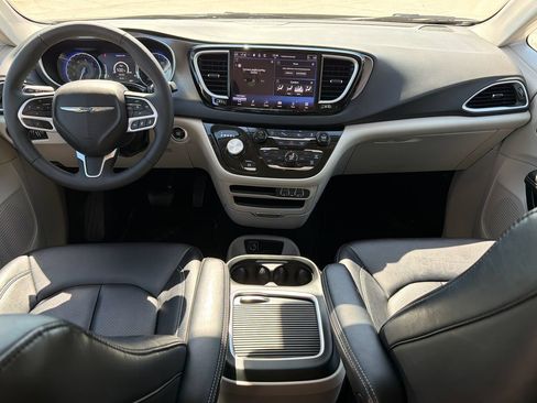 Used 2024 Chrysler Pacifica Touring-L FWD image 12