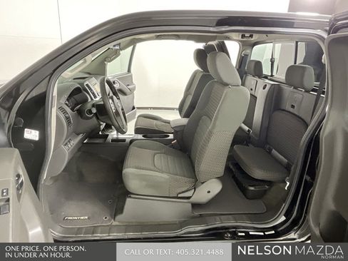 Used 2014 Nissan Frontier SV image 12