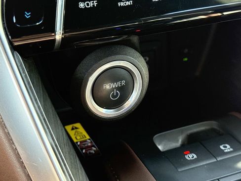 Used 2023 Toyota Venza XLE AWD/4WD image 14
