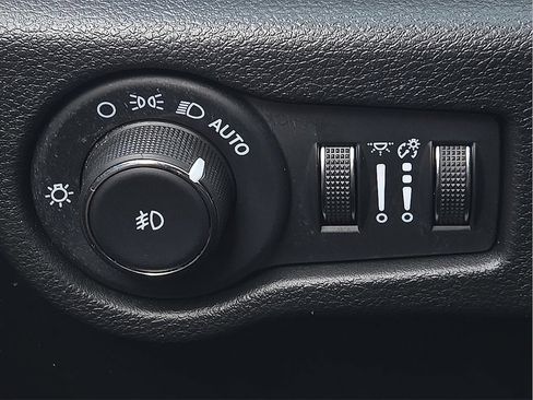 Used 2025 Chrysler Pacifica Pinnacle image 17