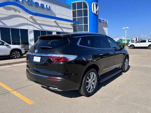 Used 2022 Buick Enclave Premium image 2