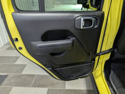 Used 2023 Jeep Gladiator Sport AWD/4WD image 9