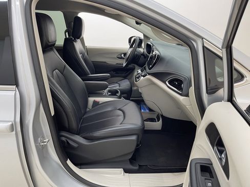 Used 2024 Chrysler Pacifica Select image 11