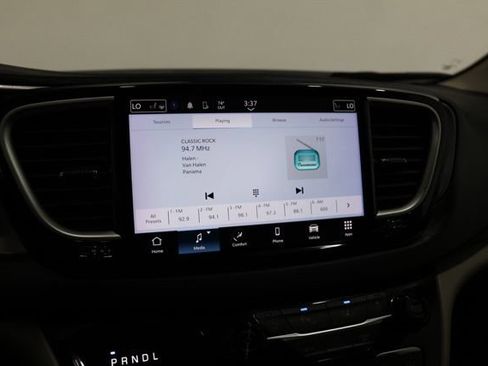 Used 2024 Chrysler Pacifica Touring-L FWD image 24