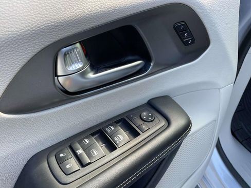 Used 2022 Chrysler Pacifica Touring-L image 6