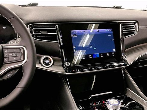 Used 2024 Jeep Wagoneer L Series III w/ Premium Group I image 6