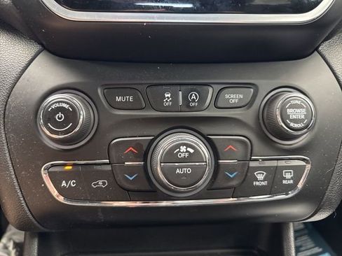 Used 2021 Jeep Cherokee Limited image 24