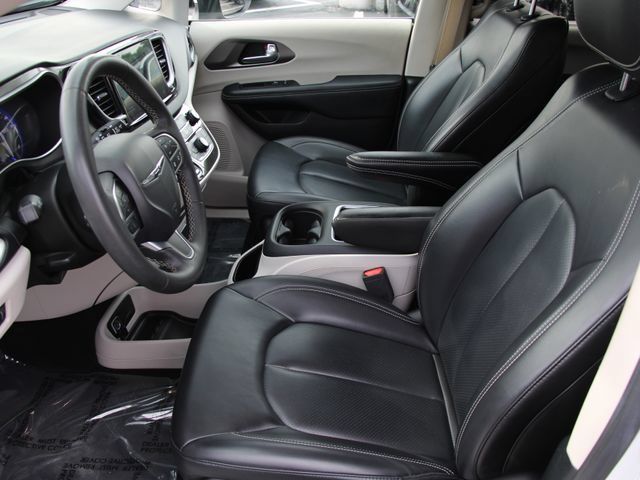 Used 2023 Chrysler Pacifica Touring-L FWD image 16