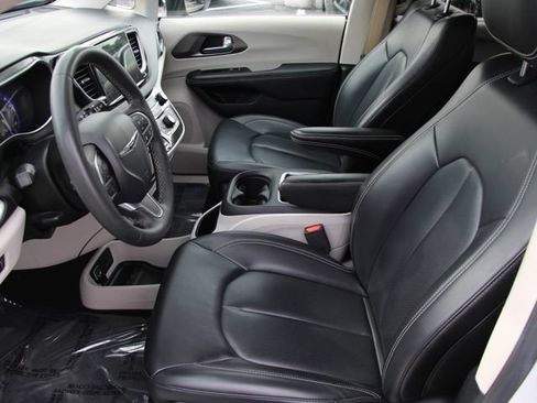 Used 2023 Chrysler Pacifica Touring-L FWD image 16