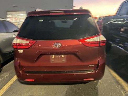 Used 2017 Toyota Sienna XLE w/ XLE Navigation Package image 9