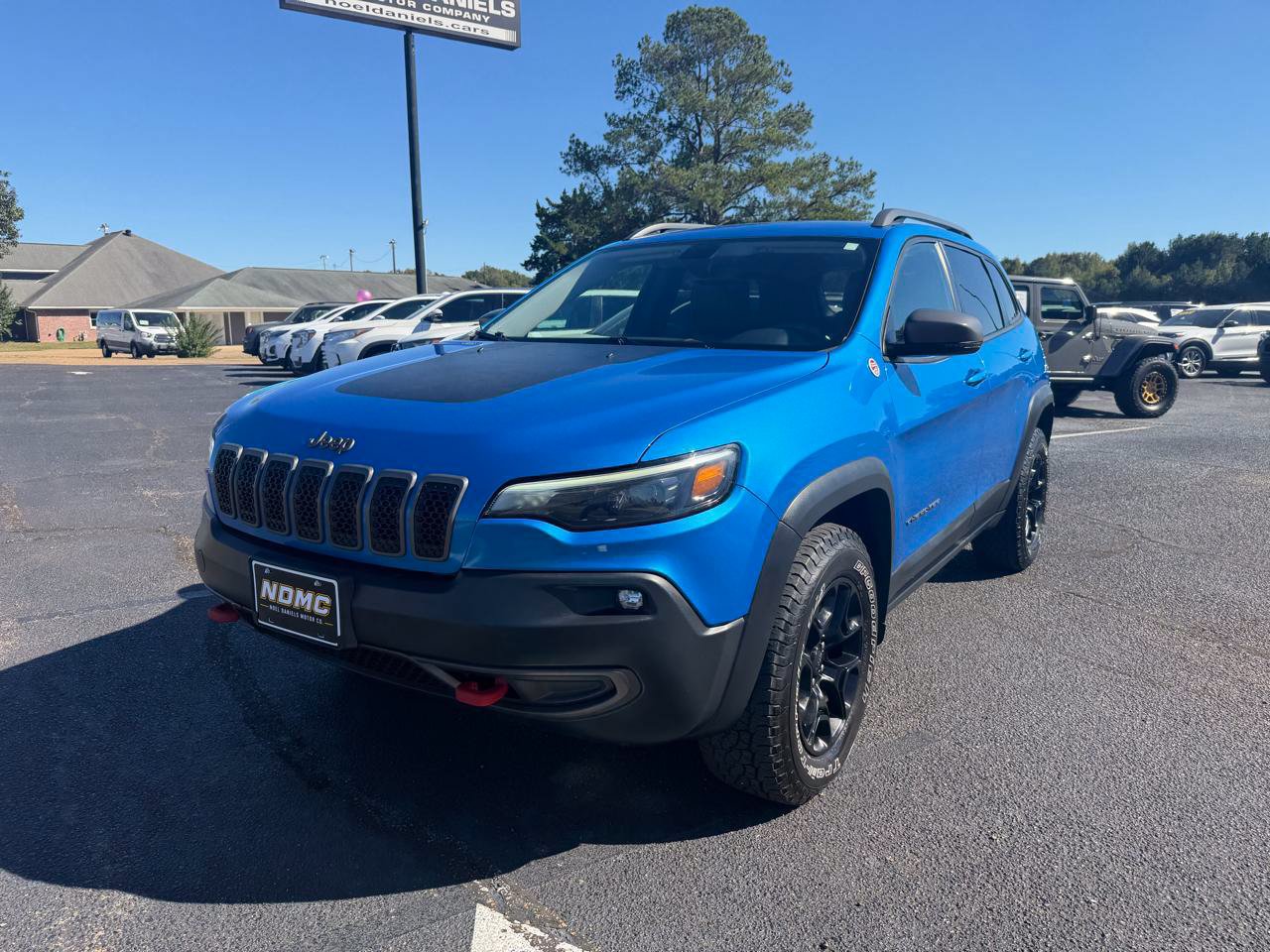 Used 2019 Jeep Cherokee Trailhawk w/ Cold Weather Group AWD/4WD image 2