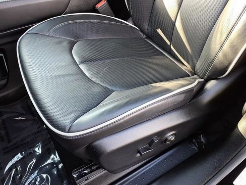 Used 2026 Chrysler Pacifica Limited FWD image 16