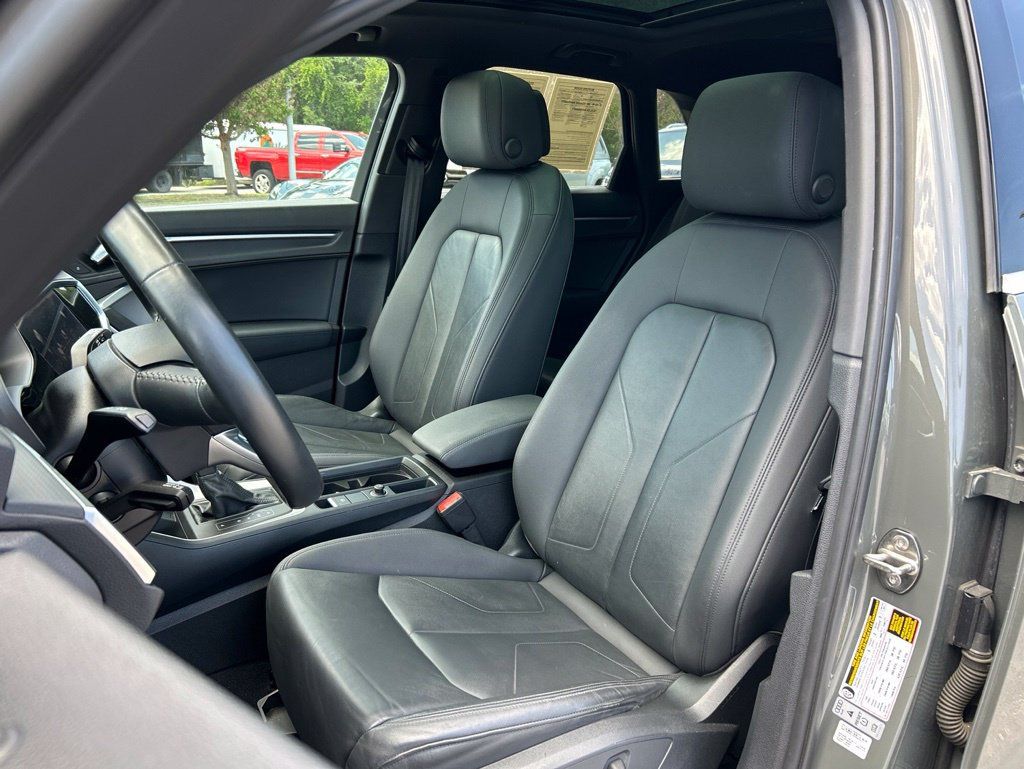Used 2020 Audi Q3 2.0T Premium w/ Convenience Package AWD/4WD image 18
