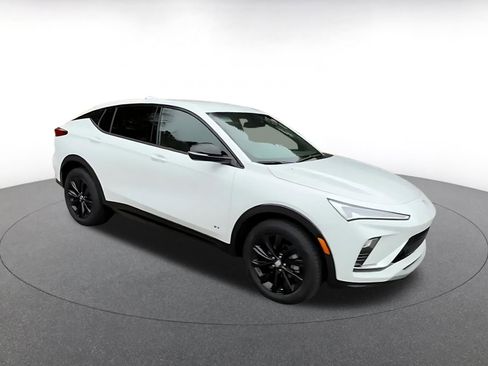 Used 2025 Buick Envista Sport Touring image 2