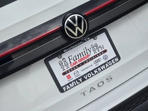 New 2026 Volkswagen Taos SE FWD image 9
