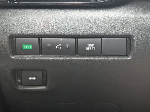 Used 2022 Nissan Sentra SR w/ Lighting Package FWD image 19