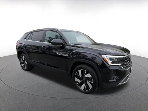 Used 2025 Volkswagen Atlas Cross Sport SE image 2