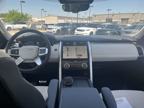 New 2025 Land Rover Discovery Metropolitan Edition image 25