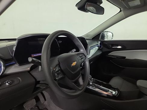 Used 2025 Chevrolet Trax LT FWD image 14