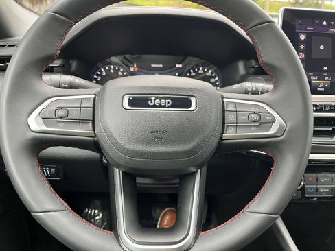Used 2025 Jeep Compass Trailhawk AWD/4WD image 27