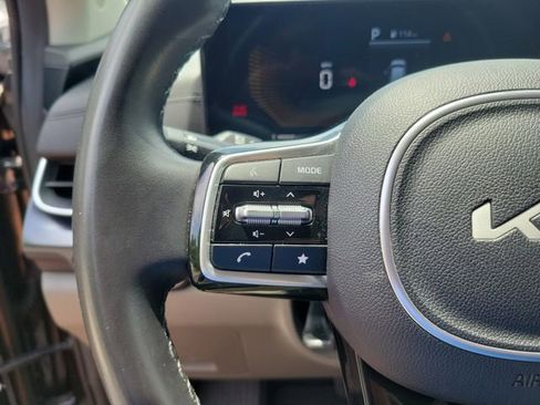 Used 2025 Kia Carnival FWD image 17