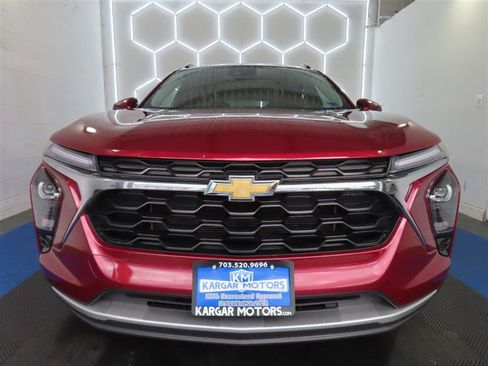 Used 2025 Chevrolet Trax LT w/ LT Convenience Package FWD image 3