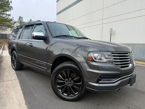 Used 2015 Lincoln Navigator 4WD 4dr image 1