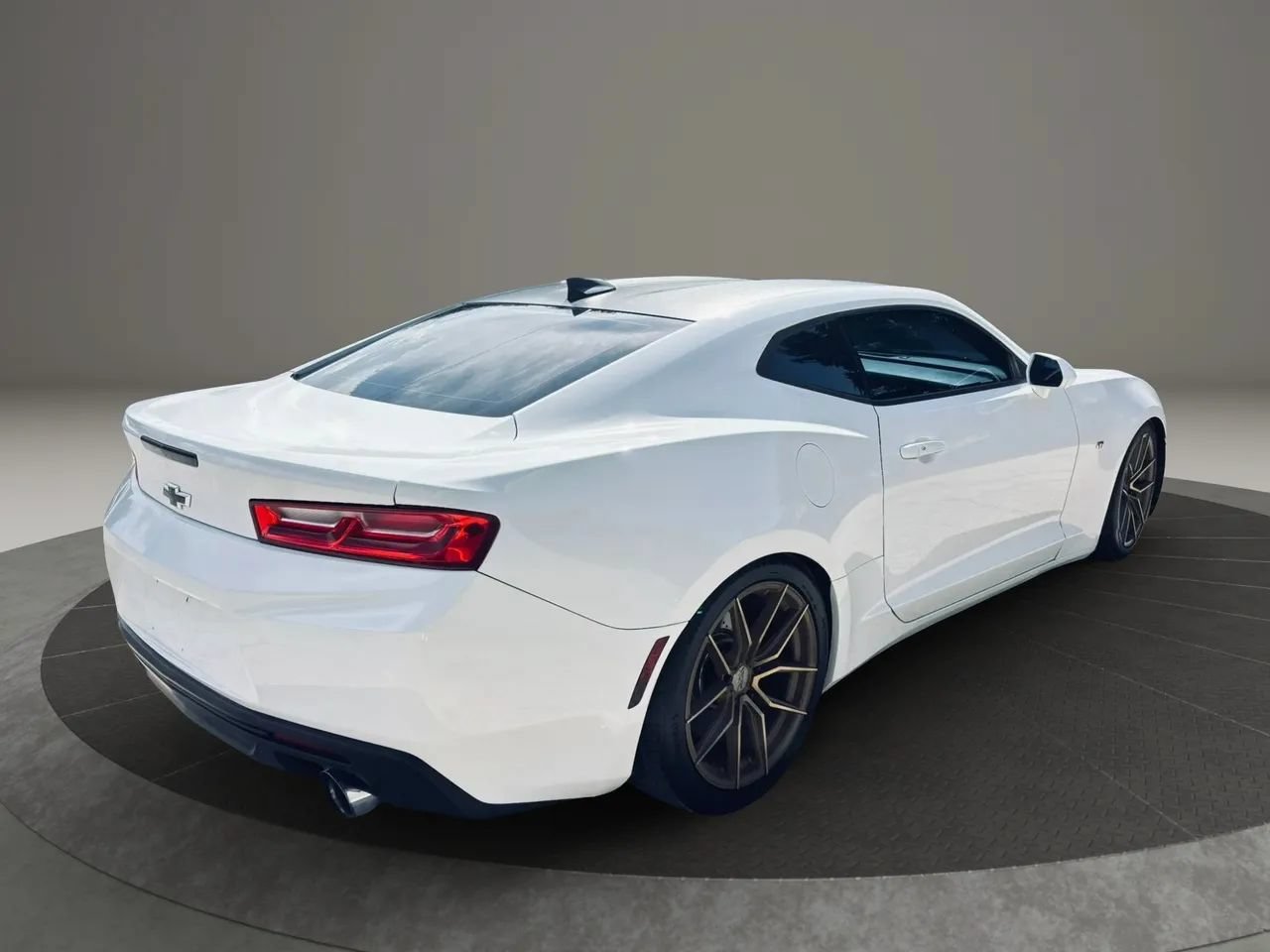 Used 2018 Chevrolet Camaro LS RWD image 5