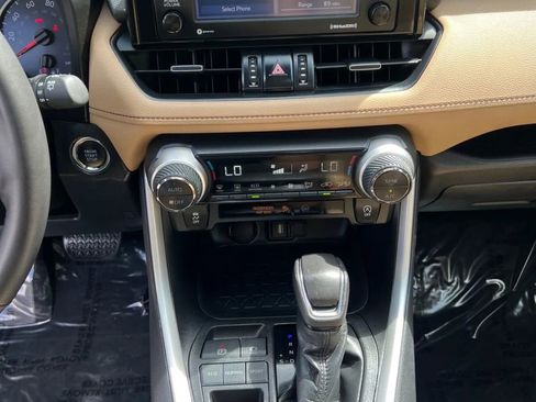 Used 2020 Toyota RAV4 XLE Premium image 18