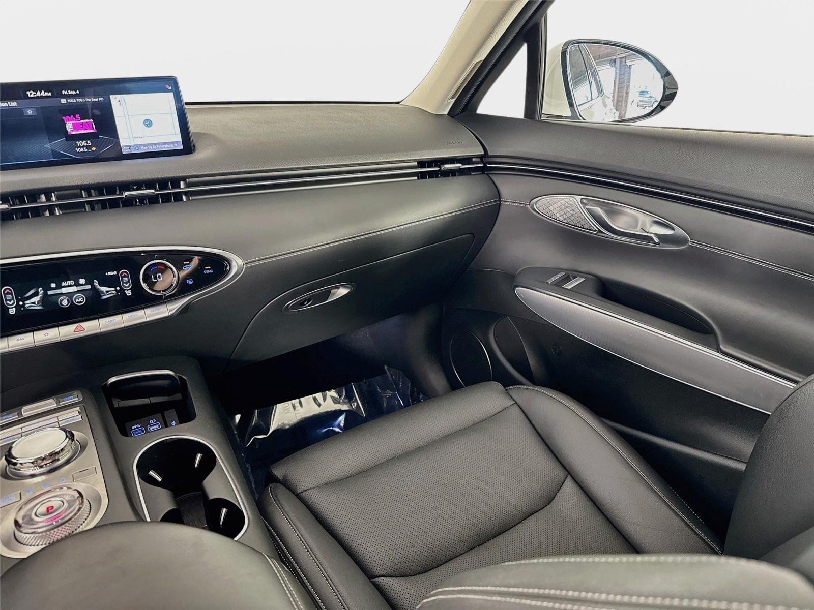 Certified 2024 Genesis GV70 2.5T w/ Select Package AWD/4WD image 25