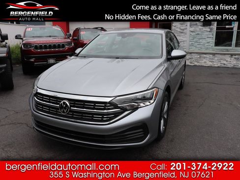 Used 2024 Volkswagen Jetta SE FWD image 1