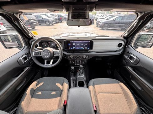 Used 2025 Jeep Wrangler Unlimited Sahara AWD/4WD image 10
