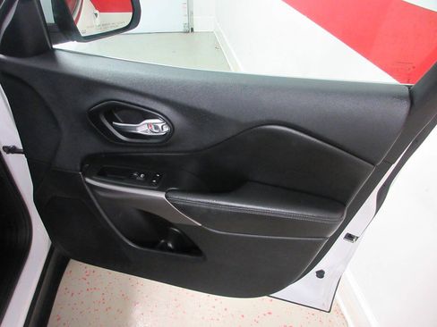 Used 2019 Jeep Cherokee Latitude w/ Cold Weather Group AWD/4WD image 27