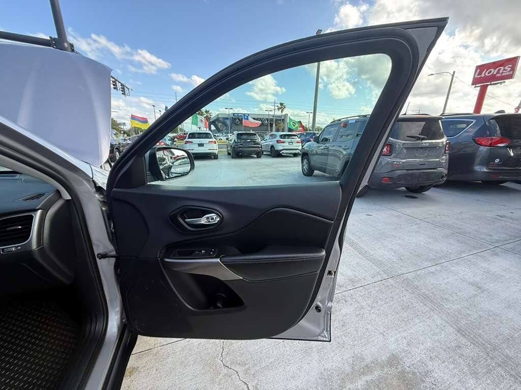 Used 2019 Jeep Cherokee Latitude Plus w/ Cold Weather Group AWD/4WD image 10