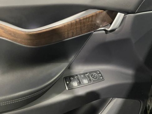 Used 2019 Tesla Model X image 11