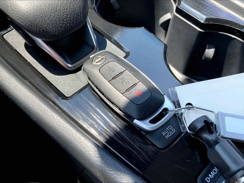 Used 2024 Nissan Rogue S FWD image 13
