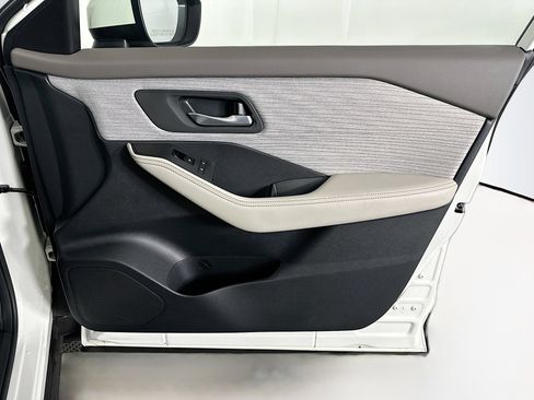 Used 2023 Nissan Rogue SV image 30