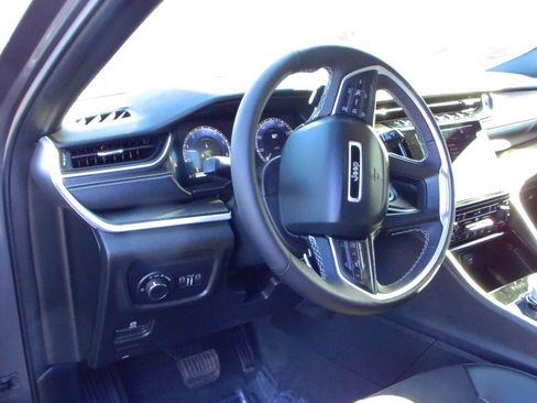 Used 2023 Jeep Grand Cherokee Altitude AWD/4WD image 5