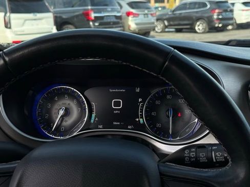 Used 2020 Chrysler Pacifica Touring-L w/ Advanced Safetytec Group image 8