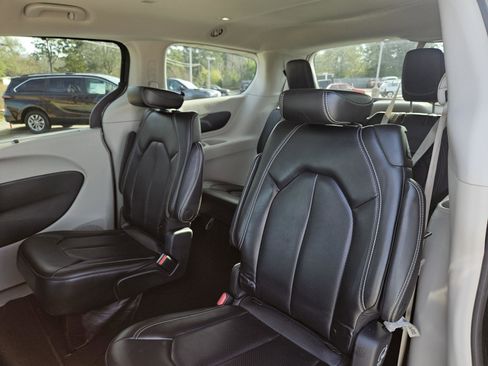 Used 2023 Chrysler Pacifica Touring-L image 26