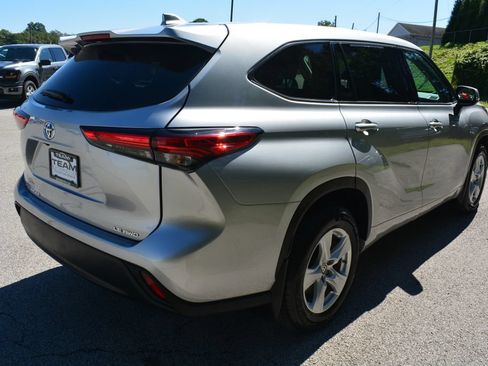 Used 2021 Toyota Highlander LE AWD/4WD image 5