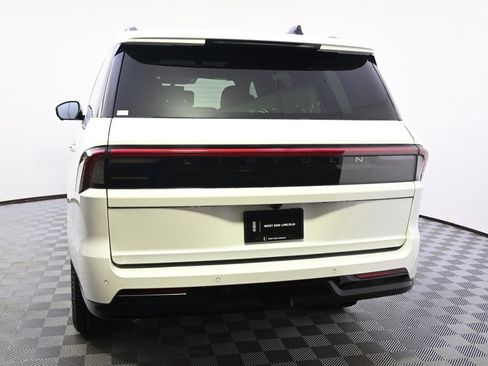 New 2025 Lincoln Navigator Reserve w/ Jet Appearance Package image 4