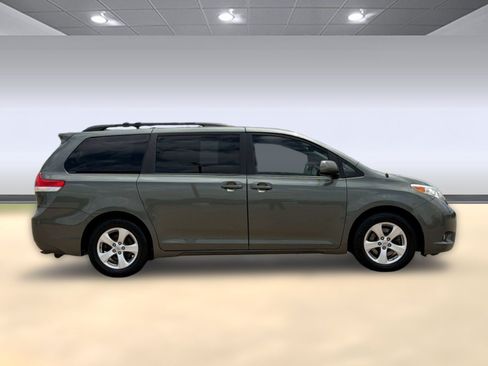 Used 2013 Toyota Sienna LE FWD image 8