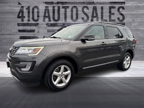 Used 2017 Ford Explorer XLT w/ Equipment Group 202A image 6