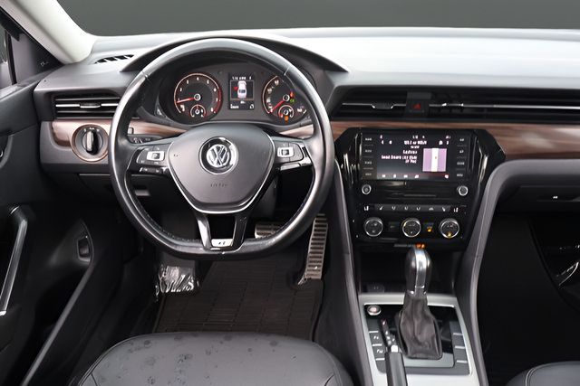 Used 2020 Volkswagen Passat 2.0T SEL FWD image 16