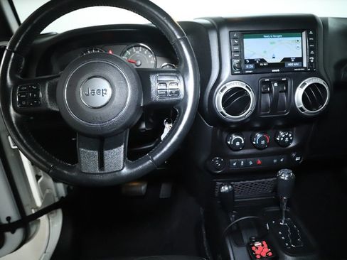 Used 2017 Jeep Wrangler Rubicon w/ Connectivity Group AWD/4WD image 23